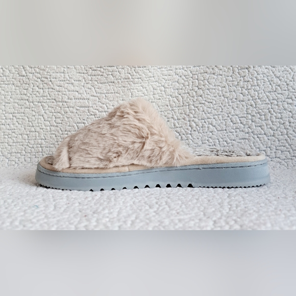 Women's Dearfoams Brown Fuzzy Slippers - Picture 5 of 8